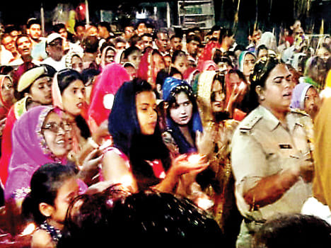 Devotees worshiped Maha Gauri, Kheer-Athai