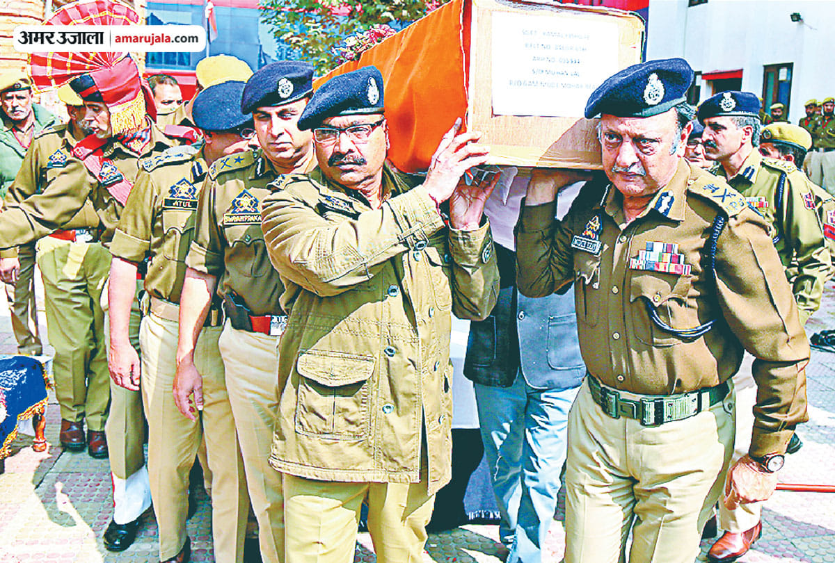 jammu kashmir police officials and people pay homage to martyred jawan in srinagar encounter