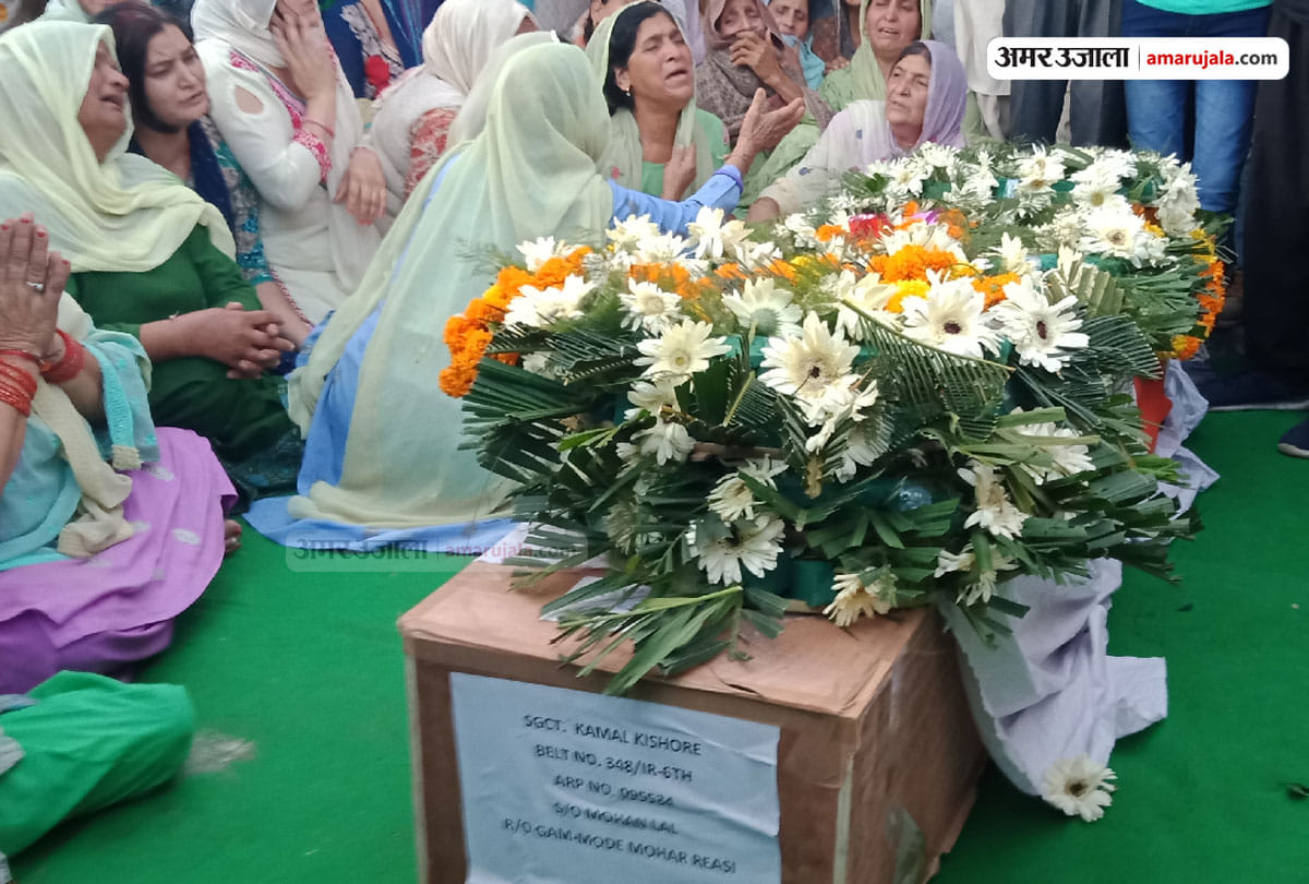 jammu kashmir police officials and people pay homage to martyred jawan in srinagar encounter