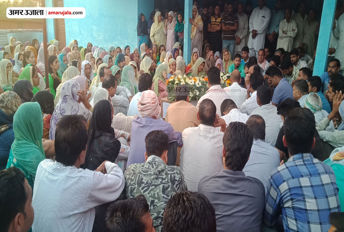 jammu kashmir police officials and people pay homage to martyred jawan in srinagar encounter