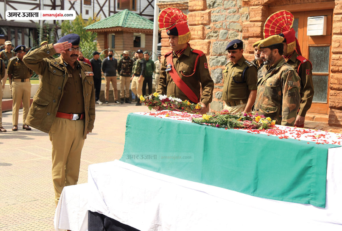 jammu kashmir police officials and people pay homage to martyred jawan in srinagar encounter