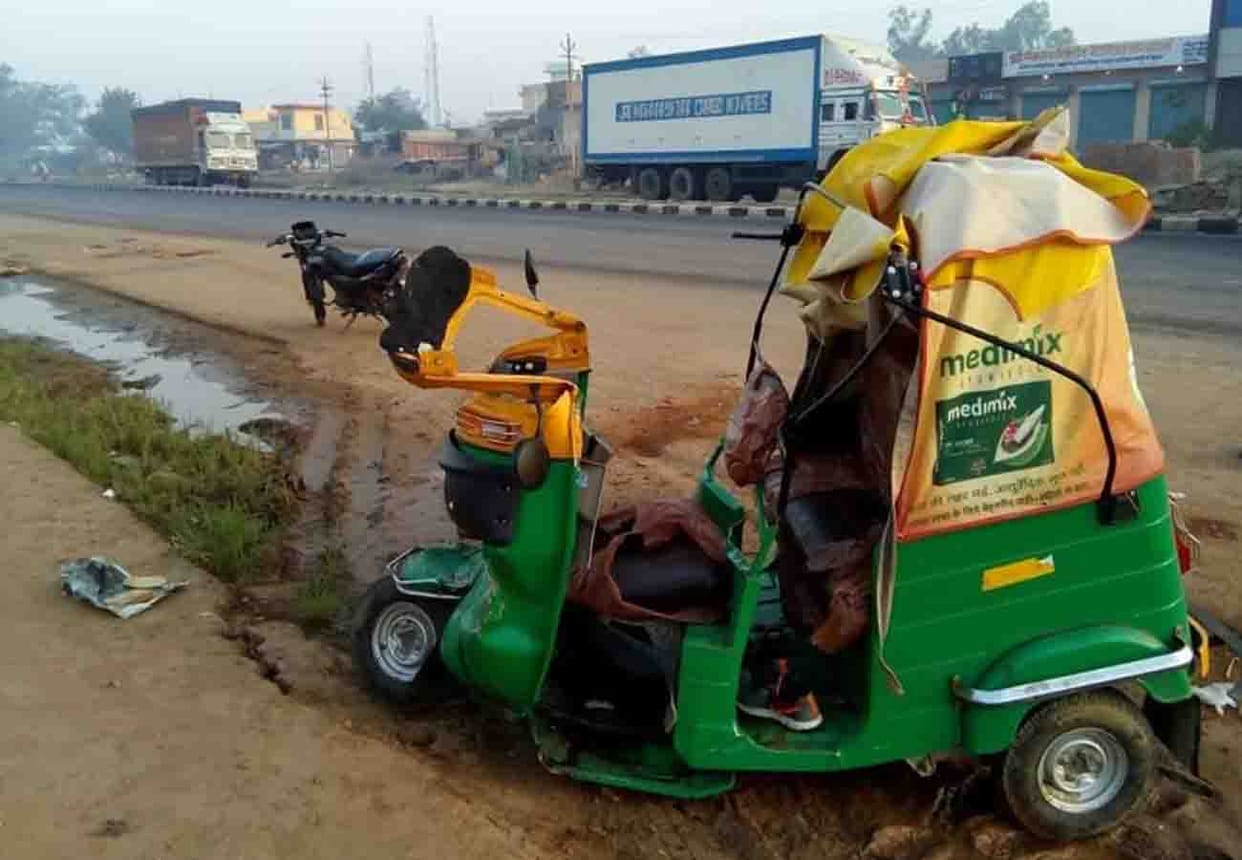 Road accident in Auraiya died two people and One injured