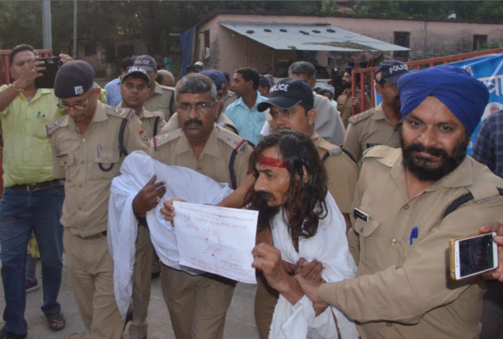 Police Hospitalised saint gopaldas in aiims again wrote letter to pm modi