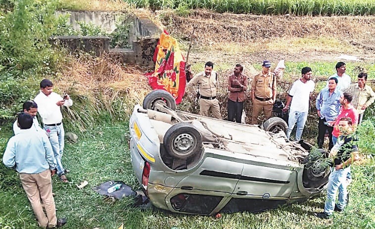 स्कूली बस की टक्कर से खेत में गिरी कार