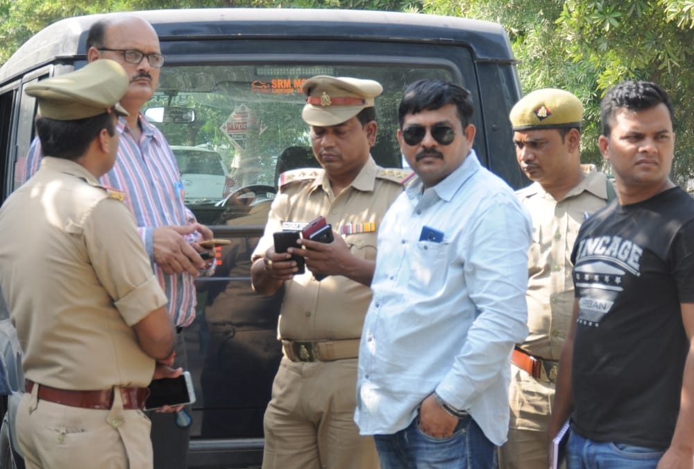 Saheb Laris phone opens in Delhi and Lucknow, four police teams engaged in search