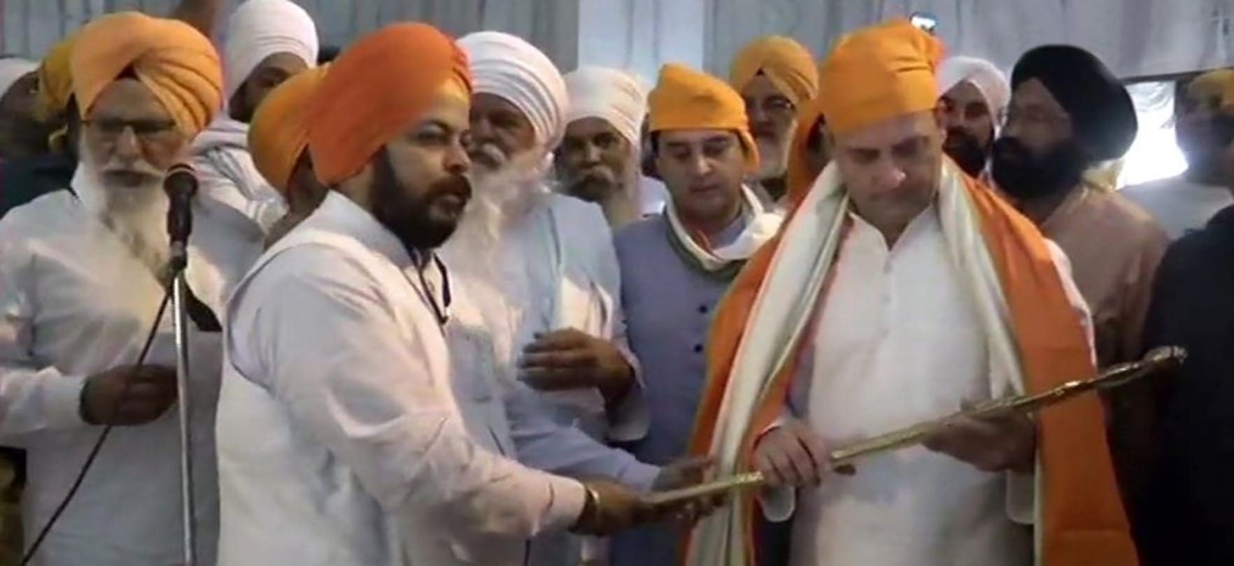 Know why Rahul Gandhi keeps back 500 rupees note at Gurudwara
