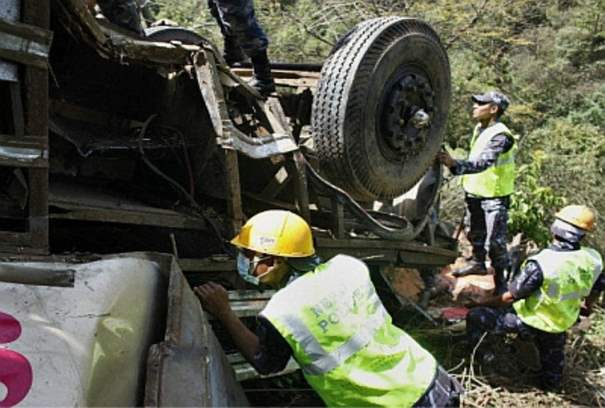 painful accident in andhra pradesh,van-lorry collision killed 6 people including 2 kids