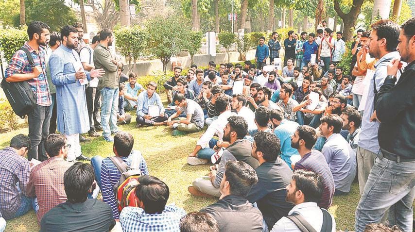 Kashmiri students demonstrate in AMU by placing tape on their mouth