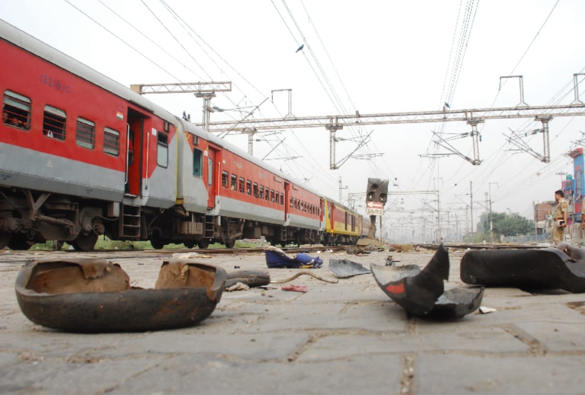 ghaziabad on railway crossing many trapped between two trains one dead 7 injured one lost both hands