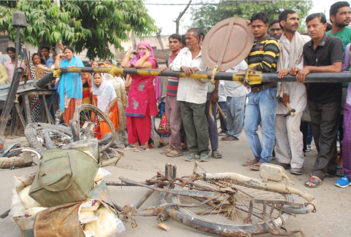 ghaziabad on railway crossing many trapped between two trains one dead 7 injured one lost both hands
