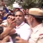 पटियाला हाउस कोर्ट से निकलता आशीष पांडेय