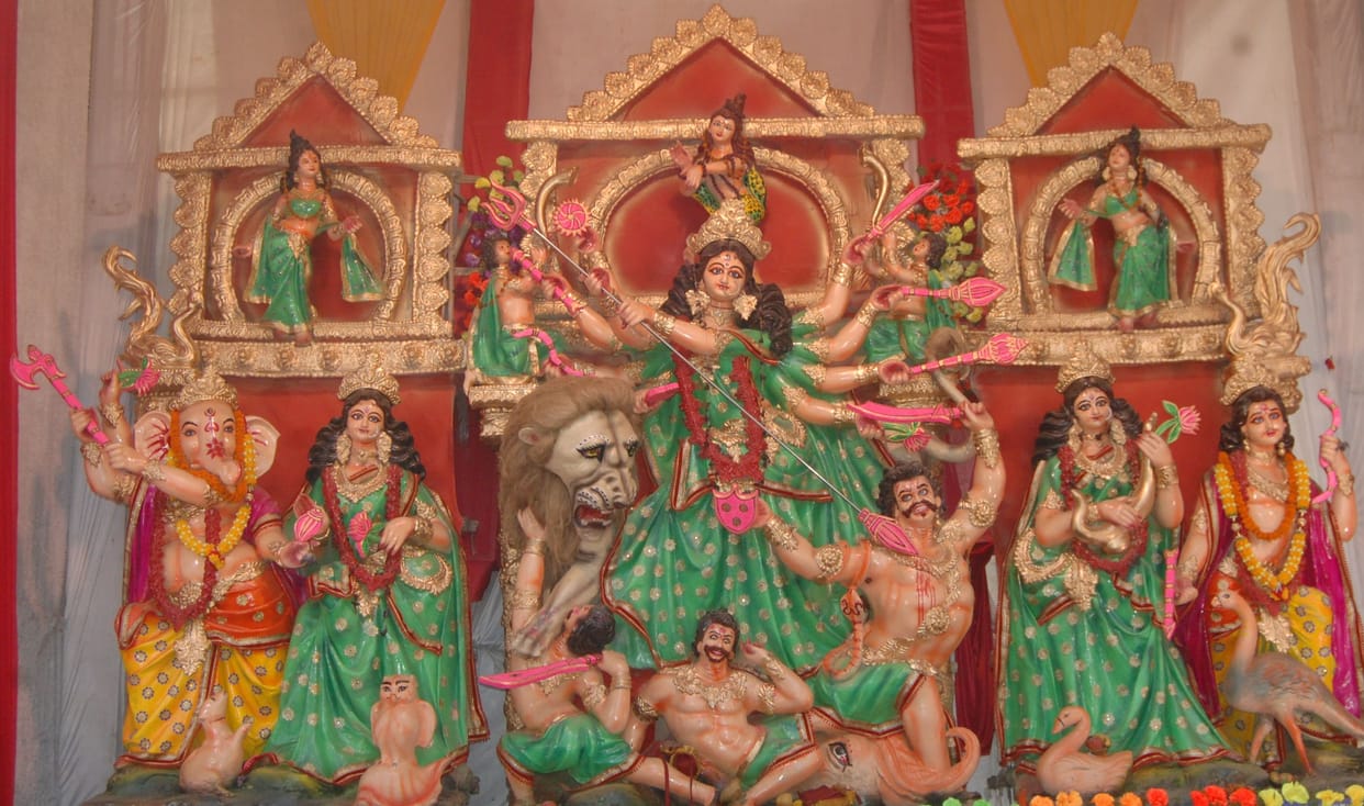 मां के जयकारों से गूंजे दरबार, उमड़े लोग