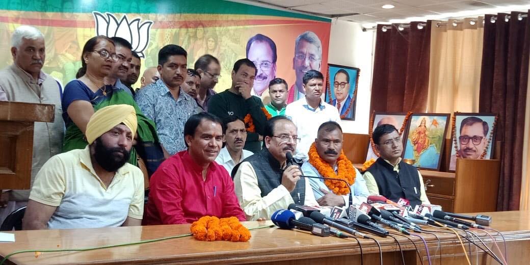 nikay chunav 2018 pauri ex mla joins bjp in dehradun
