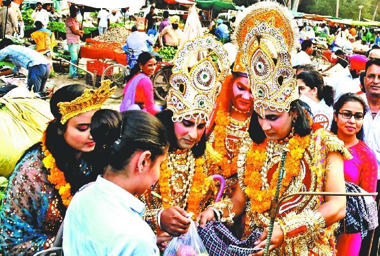Ram Sita Laxman Hanuman in Vegetable Market to Aware People about no Use of Polythene