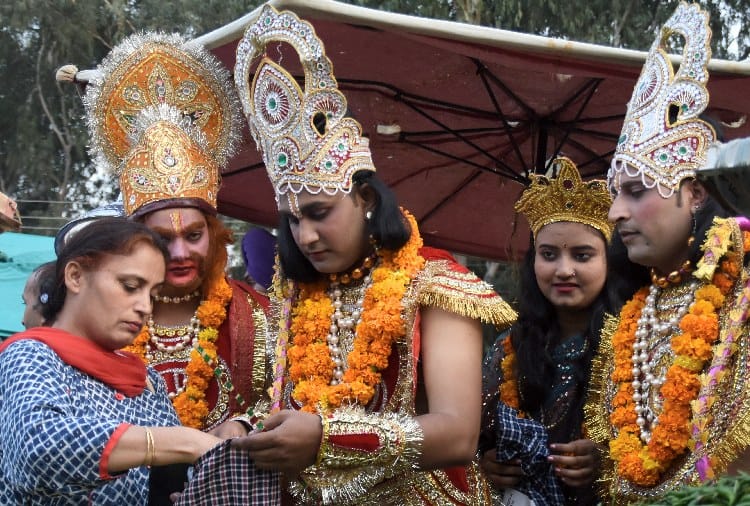 Ram Sita Laxman Hanuman in Vegetable Market to Aware People about no Use of Polythene
