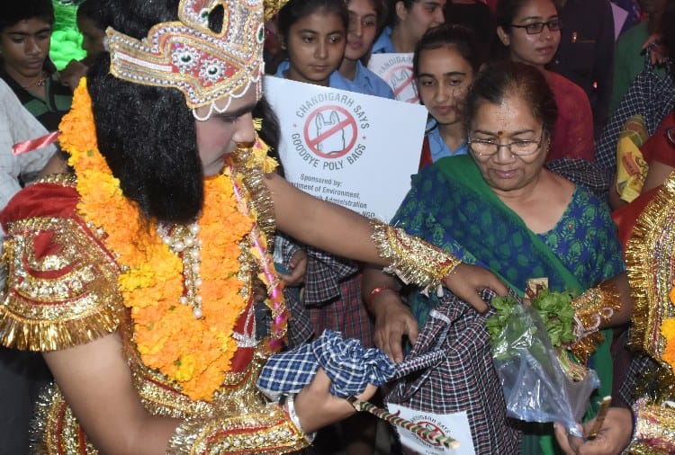 Ram Sita Laxman Hanuman in Vegetable Market to Aware People about no Use of Polythene