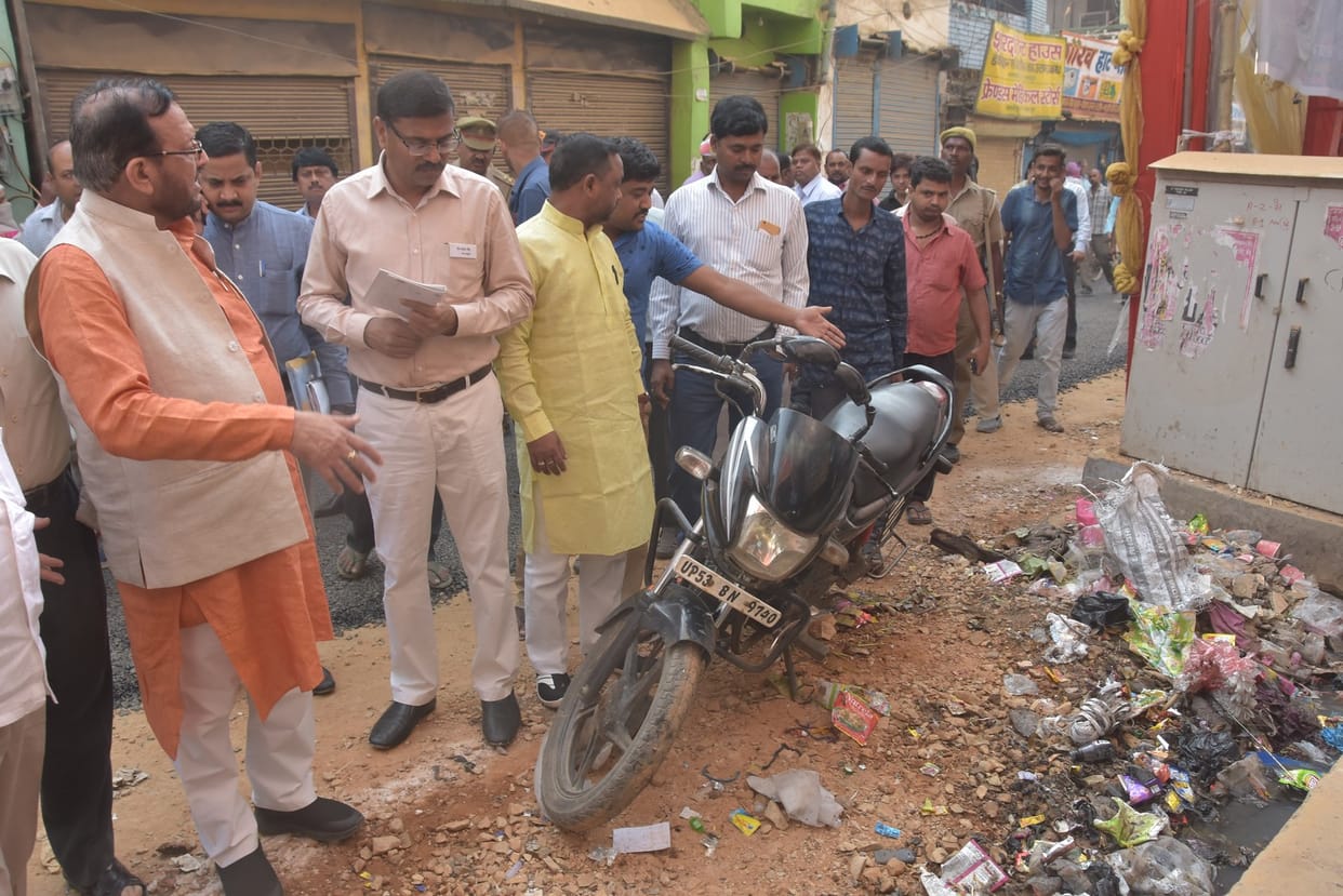 गंदगी पर बिफरे मंत्री, एसएनए और एसआई सस्पेंड