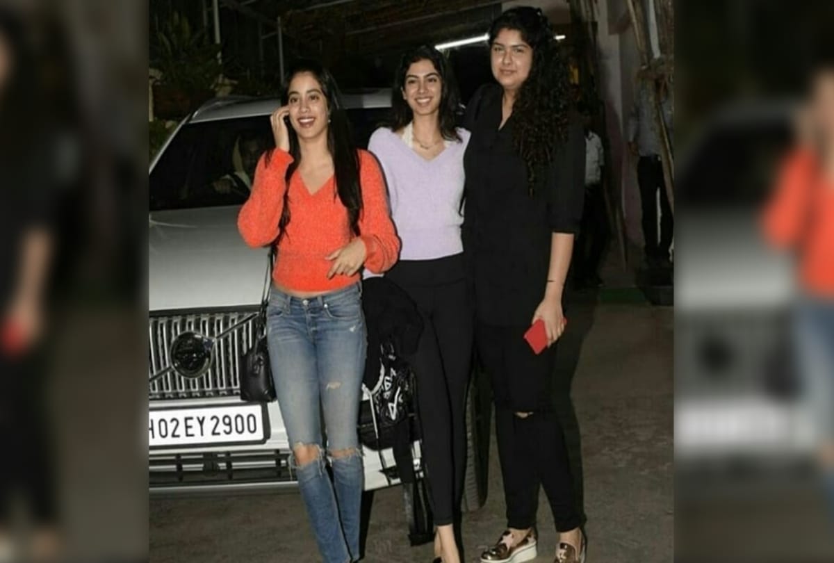 janhvi khushi anshula watches arjun kapoor namaste england