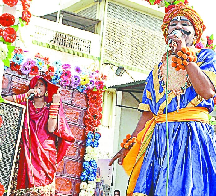 agrsen ki shobhaayatra par foolo ki bhaarish
