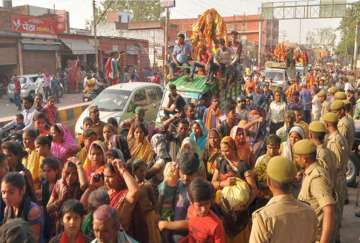 durga idol immersion in yamuna ghats at agra