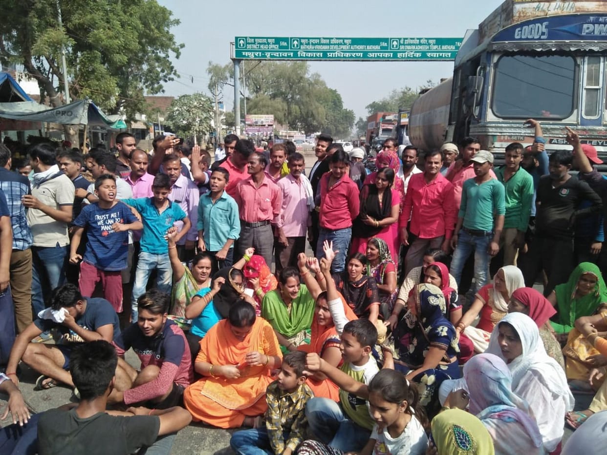 सड़कों पर उतरे दस कालोनियों के लोग, एक घंटा हाईवे  जाम