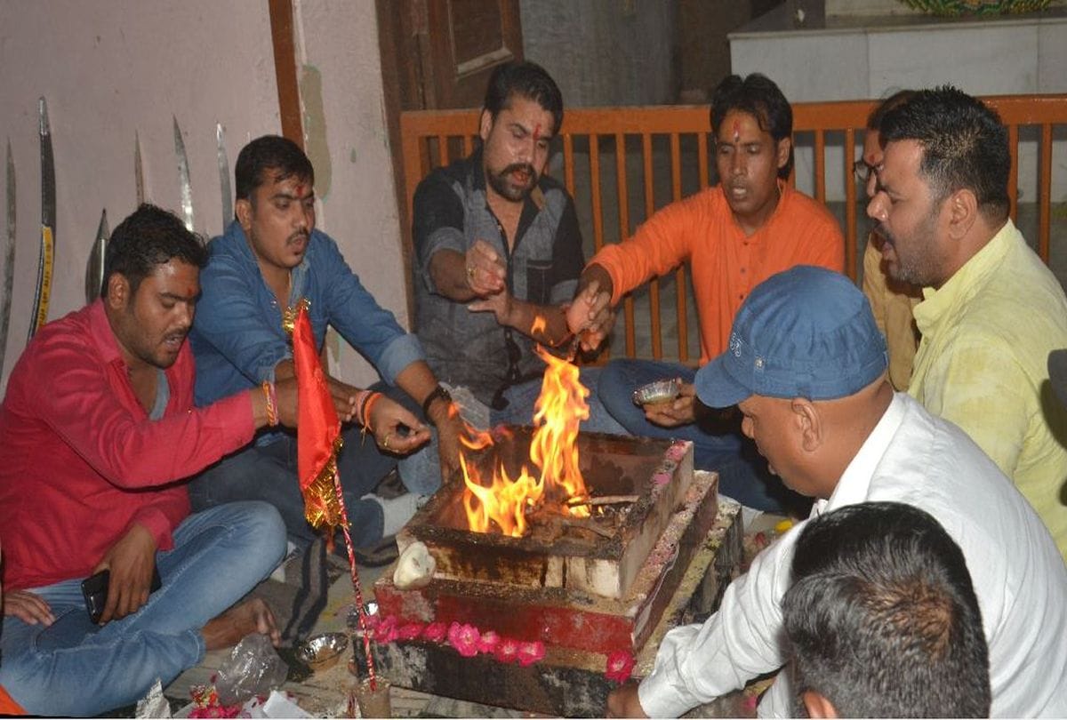 आगरा किला के मंदिर में सामूहिक शस्त्र पूजन, लगे जय श्रीराम के नारे