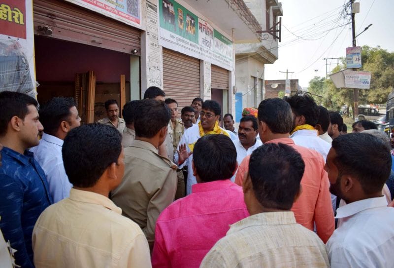 हथियार लहराने पर चार हथियार जब्त