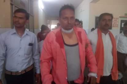 फोटो पत्रकार के गले पर गोली लगी है