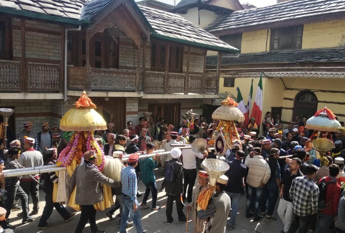 international kullu dussehra 2018 Devi Devta pay obeisance at Raghunath Temple