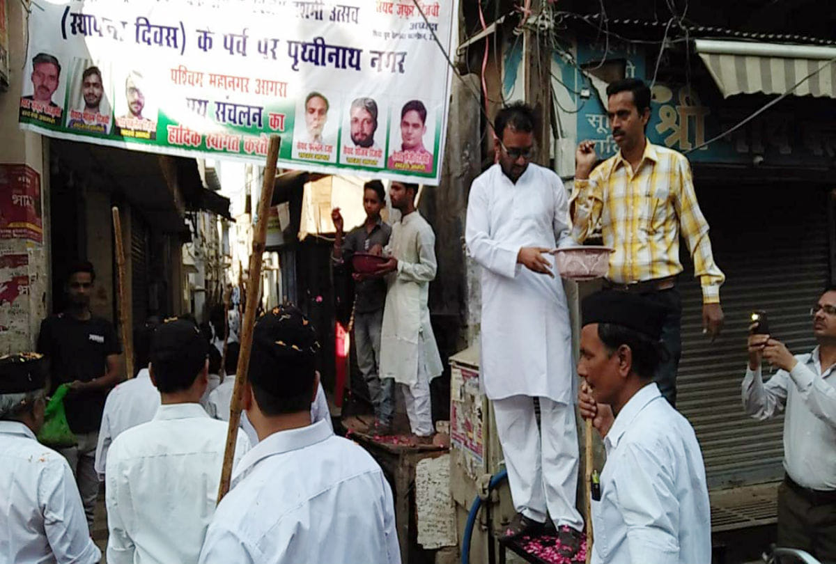 shower flowers on rss path sanchalan by muslim youth  in agra