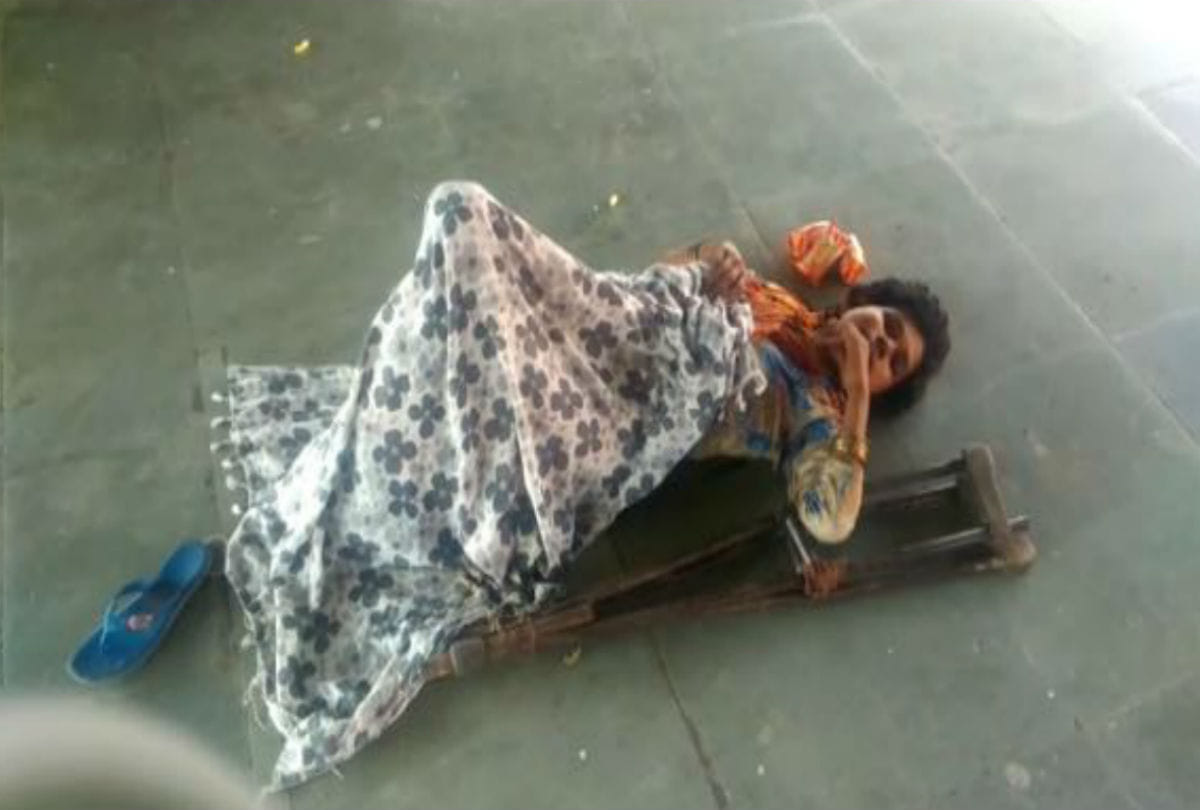 divyang woman gave birth to baby girl at Agra Cantt station
