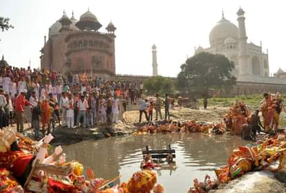 ताजमहल के पीछे दुर्गा प्रतिमा विसर्जित करते श्रद्धालु