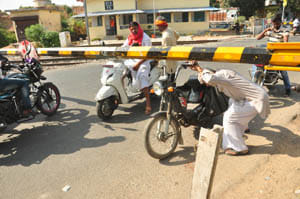 shasan me fasi crosing overbridge ki file