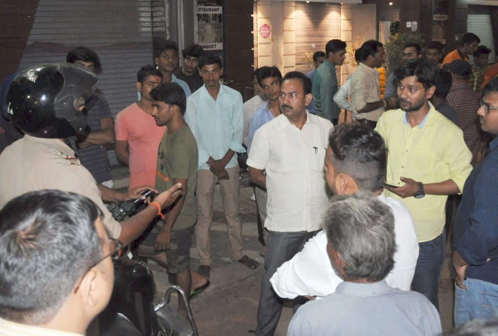 Police officer made ruckus in a restaurant in lucknow.