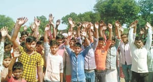 protest by people in  kaushambi