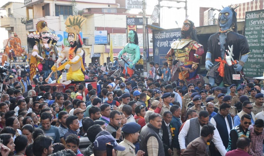 Ravan family's effigies look full-fledged to see the whole city