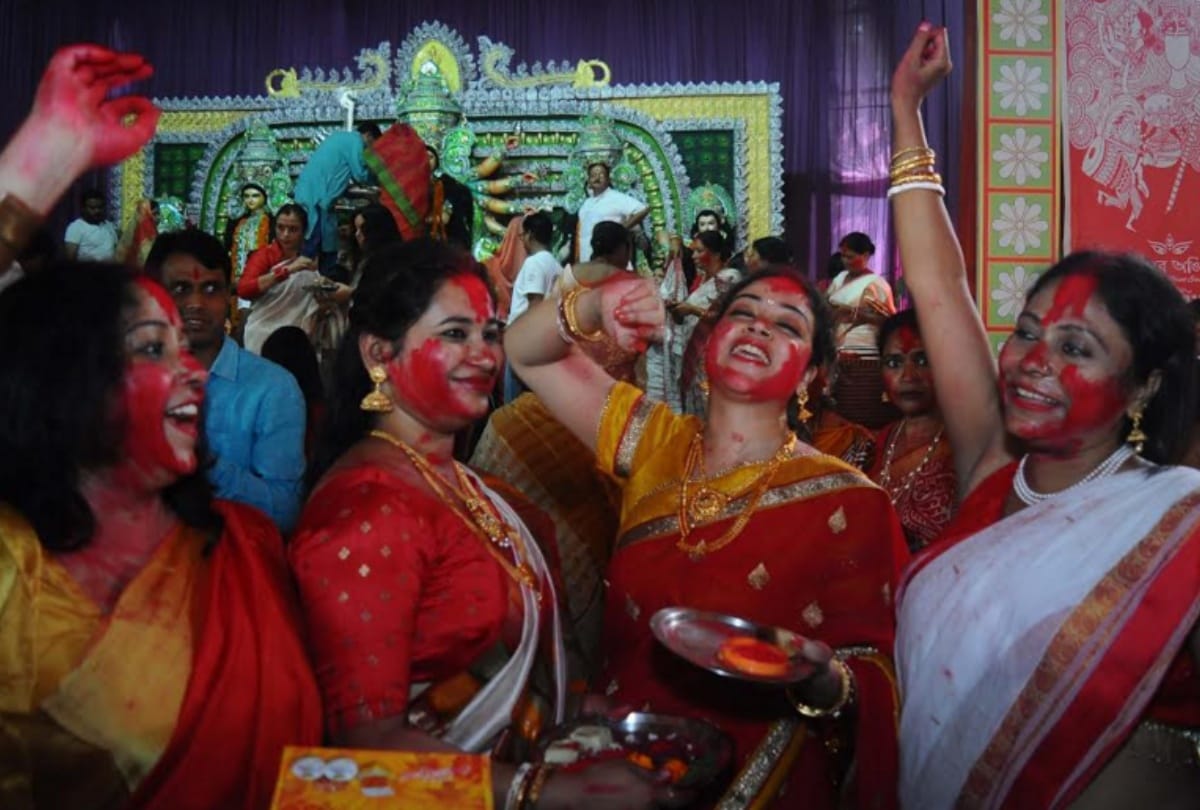Sindoor khela in Navratri at delhi pandals