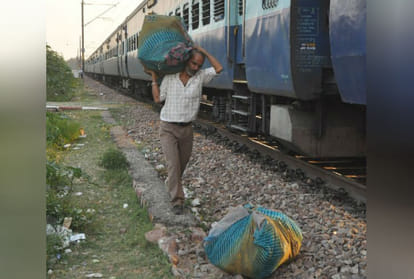 Traders GST evasion by trains in agra