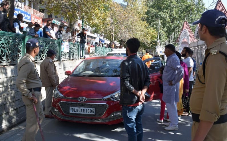 गाड़ी रोड पर छोड़ खाना खाने चला गया चालक, जाम