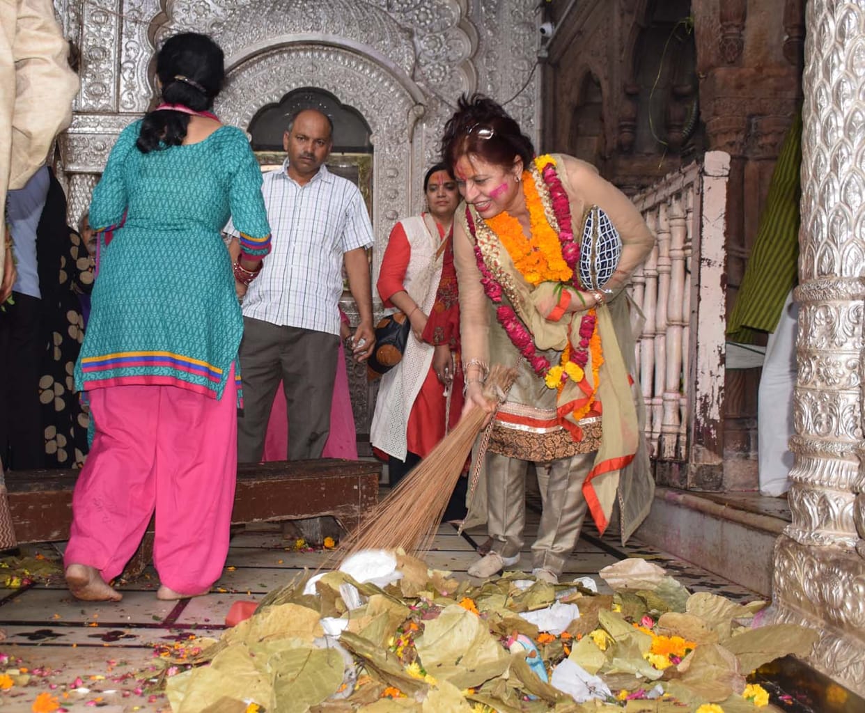 ठाकुर बांके बिहारी मंदिर की सोहनी सेवा को पहुंचे श्रद्धालु