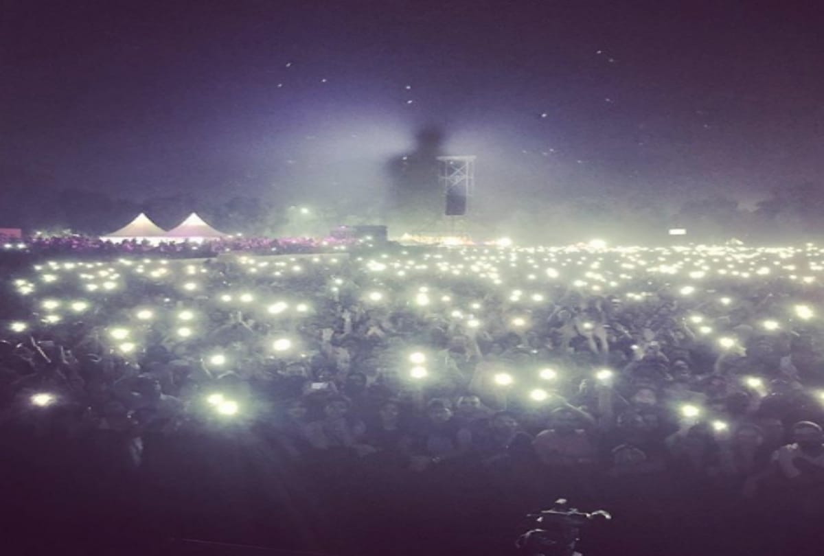 A picture Viral on social media which posted by singer Bryan Adams