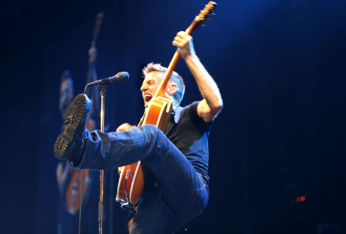 A picture Viral on social media which posted by singer Bryan Adams