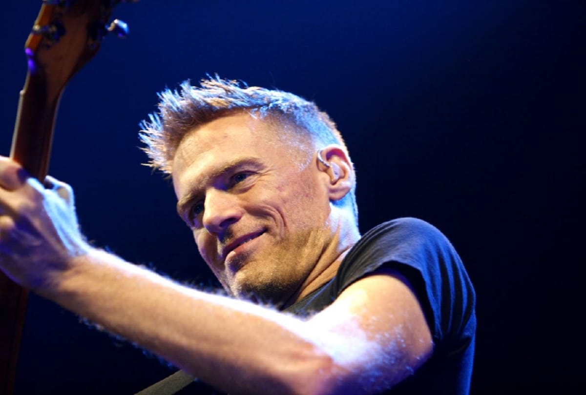A picture Viral on social media which posted by singer Bryan Adams