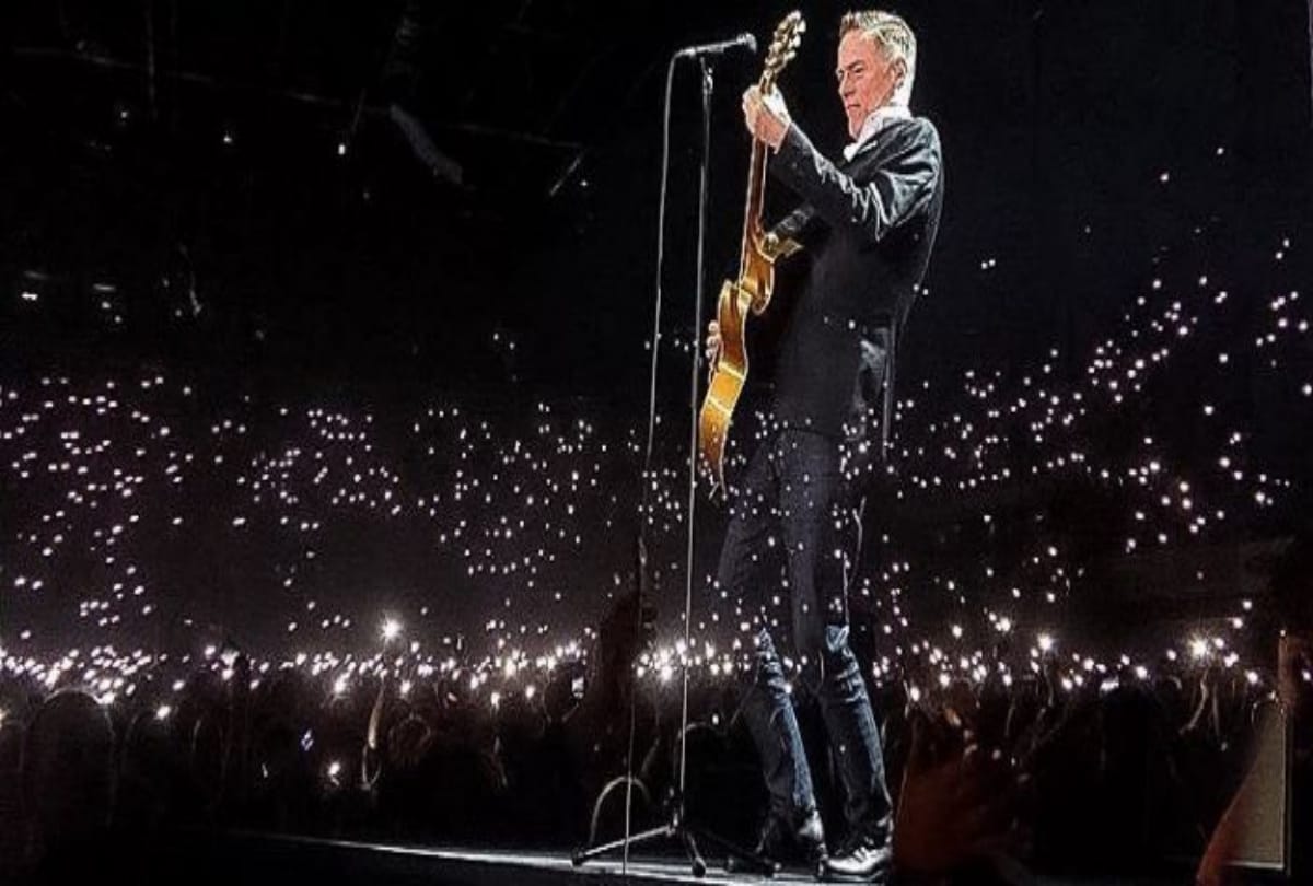 A picture Viral on social media which posted by singer Bryan Adams
