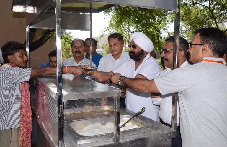 एसटीएच में मरीजों को पांच रुपये में भोजन थाल