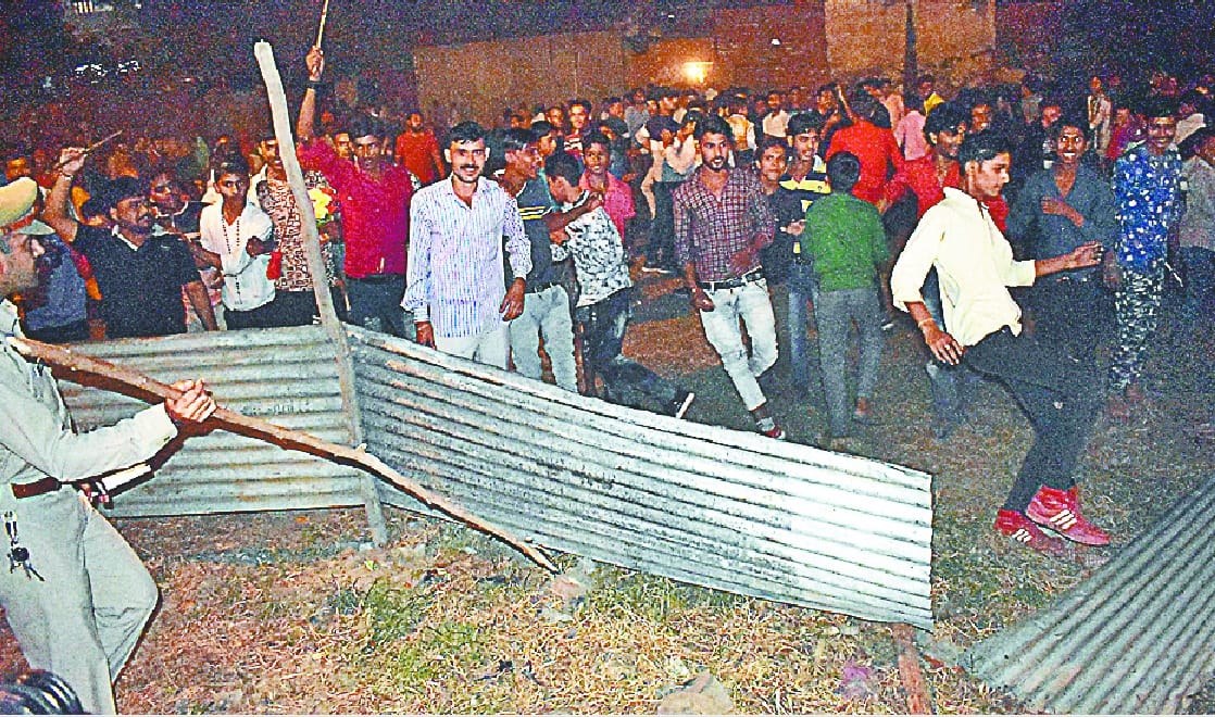 ramleela maidan me jalti lakdi uthane par bakheda, latthicharge