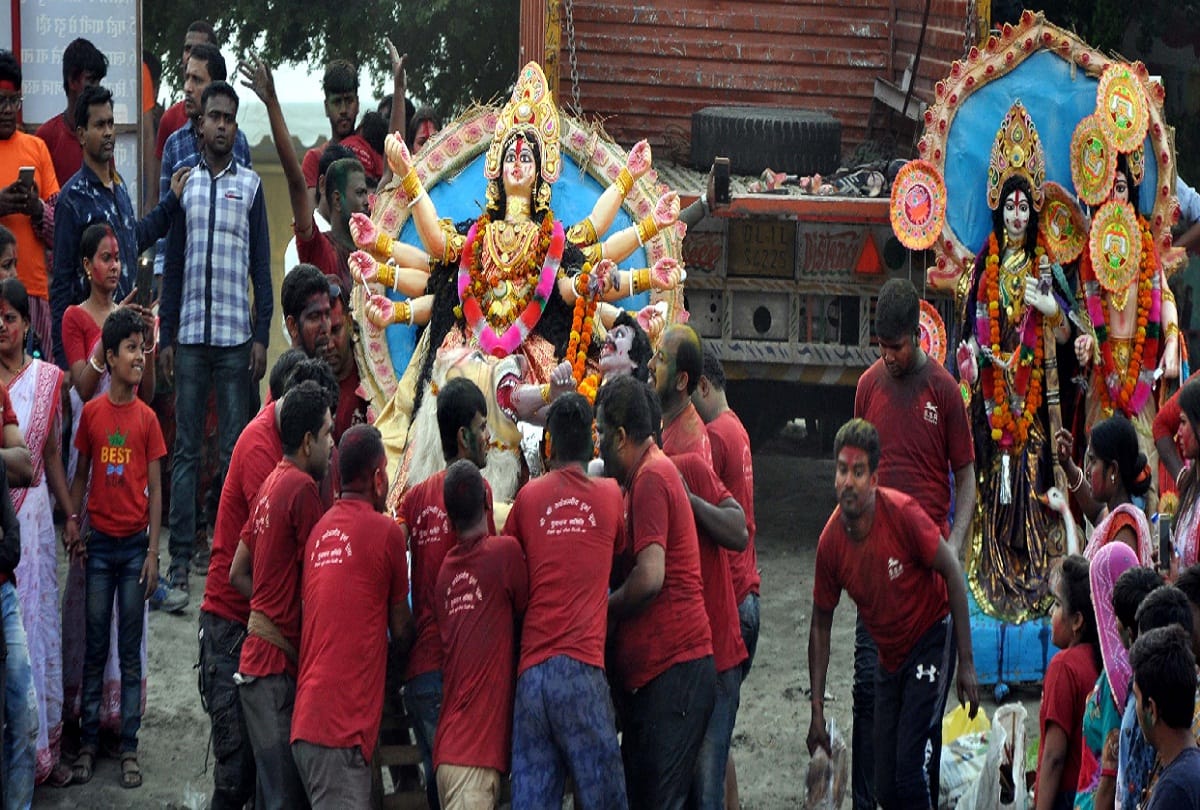 idol immersion crowd attack on delhi police at mayur vihar
