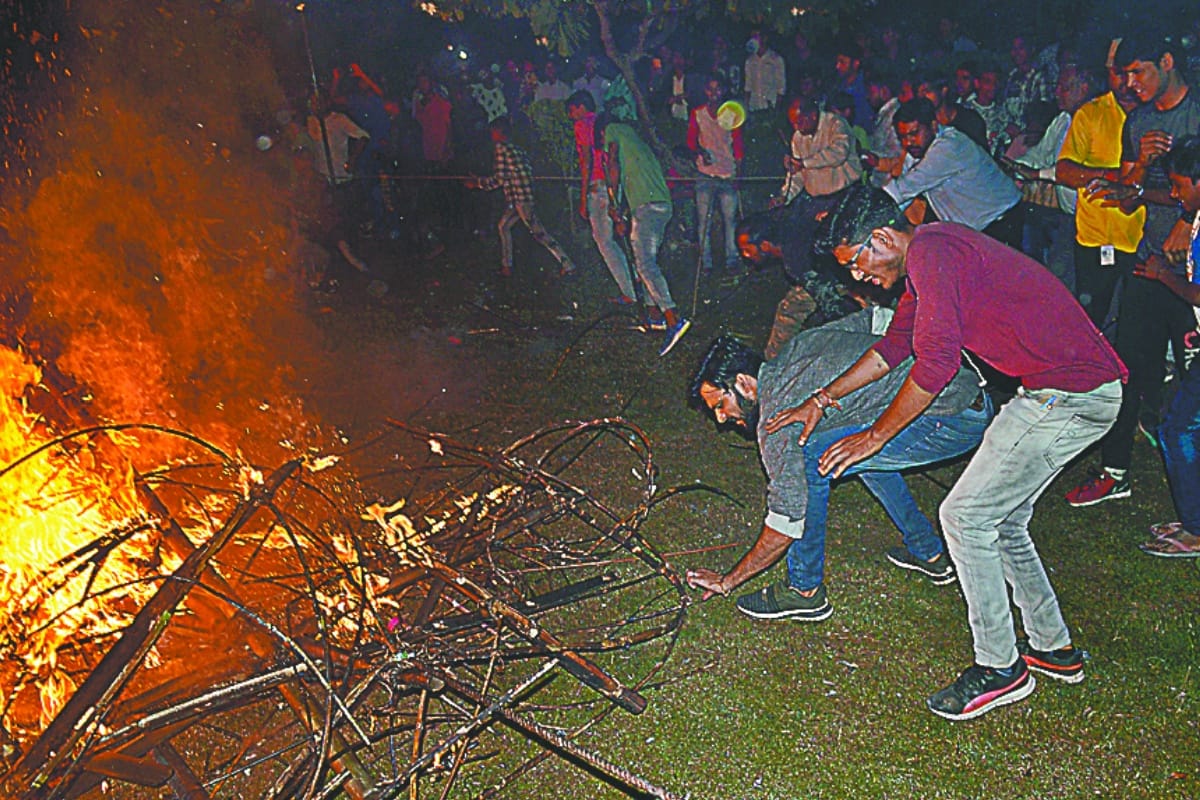 police lathi charge on crowd gets uncontrol to take burning woods after Ravan burnt in meerut