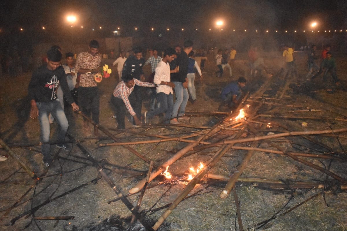 police lathi charge on crowd gets uncontrol to take burning woods after Ravan burnt in meerut
