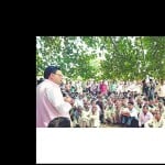 बाजपुर एसडीएम कोर्ट के पास प्रदर्शन करते किसान।